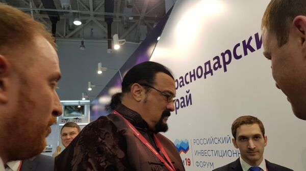 Глумац Стивен Сигал у Сочију на Инвестиционом форуму. Глумац Стивен Сигал у Сочију на Инвестиционом форуму. - Sputnik Србија