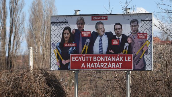 Џорџ Сорош на једном билборду у Мађарској, окружен тамошњим опозиционарима - Sputnik Србија