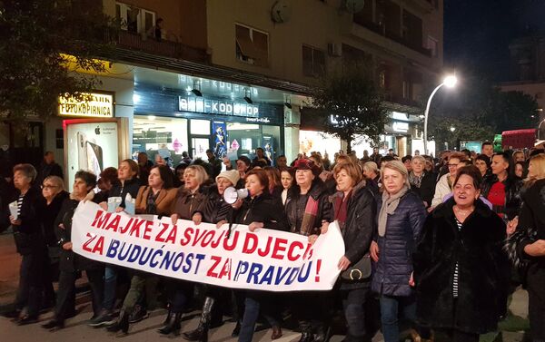 Građanski protest u Podgorici pod sloganom “97.000 odupri se”. - Sputnik Srbija