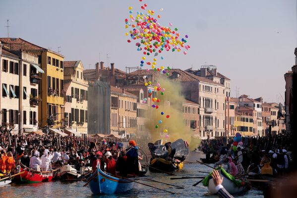 Venecijanci i turisti na maskenbalu u Karneđo kanalu za vreme karnevala u Veneciji prepliću - Sputnik Srbija