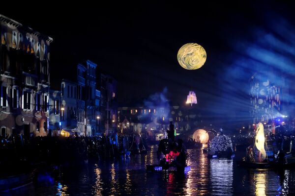 Људи гледају параду на води којом се обелеежава почетак карневалске сезоне, уз канал Рио ди Карнеђо у Венецији. - Sputnik Србија