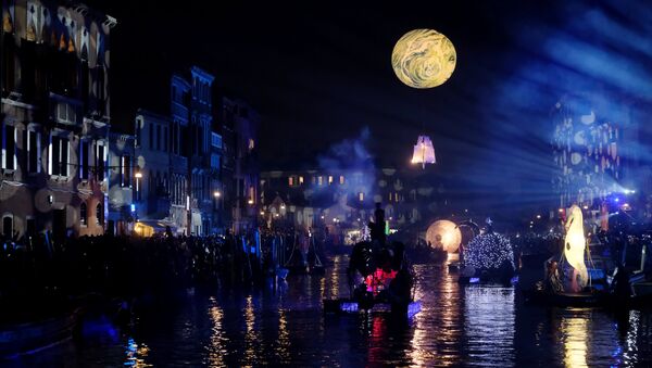 Ljudi gledaju paradu na vodi kojom se obeleežava početak karnevalske sezone, uz kanal Rio di Karneđo u Veneciji. - Sputnik Srbija
