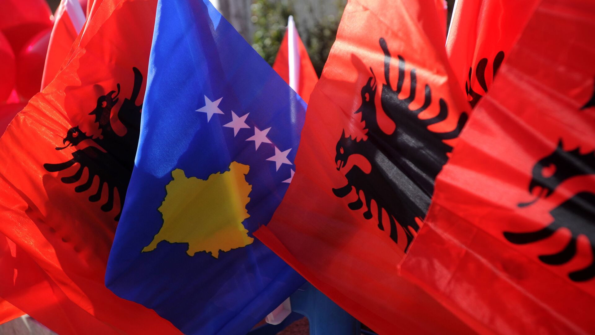 Zastave Albanije i Kosova - Sputnik Srbija, 1920, 02.03.2021