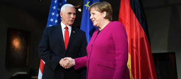 Мајк Пенс и Ангела Меркел - Sputnik Србија