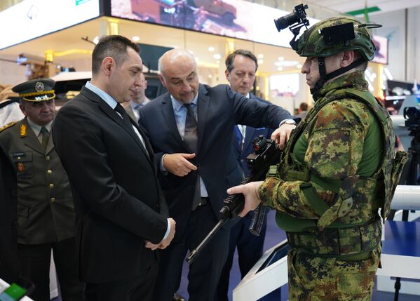 Srpska delegacija na čelu sa ministrom Aleksandrom Vulinom na međunarodnom sajmu naoružanja - Sputnik Srbija