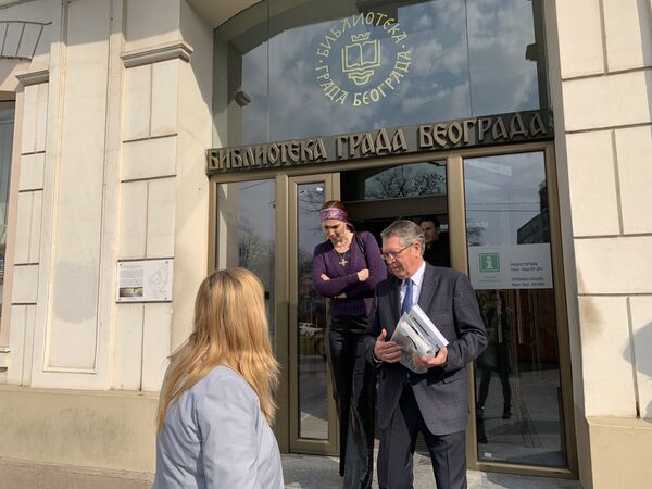 Амбасадор Русије Александар Чепурин испред Библиотеке града Београда Амбасадор Русије Александар Чепурин испред Библиотеке града Београда - Sputnik Србија
