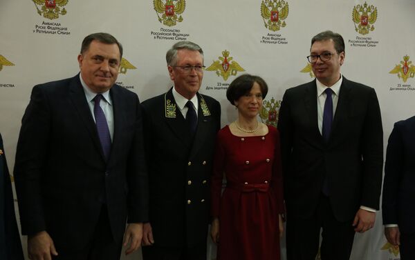 Milorad Dodik i Aleksandar Vučić u društvu ambasadora Čepurina i njegove supruge - Sputnik Srbija