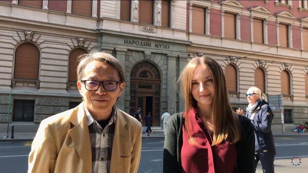 Prevodilac i novinar Masahiko Otsuka i japanološkinja Branka Jović, voditelji „Serbija čenela“ Prevodilac i novinar Masahiko Otsuka i japanološkinja Branka Jović, voditelji „Serbija čenela“ - Sputnik Srbija