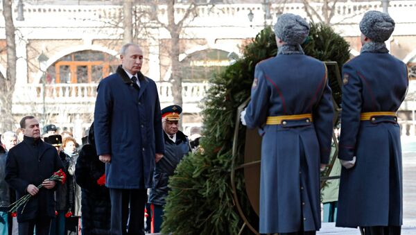 Vladimir Putin polaže venac na Grob neznanom junaku kod Kremlja - Sputnik Srbija