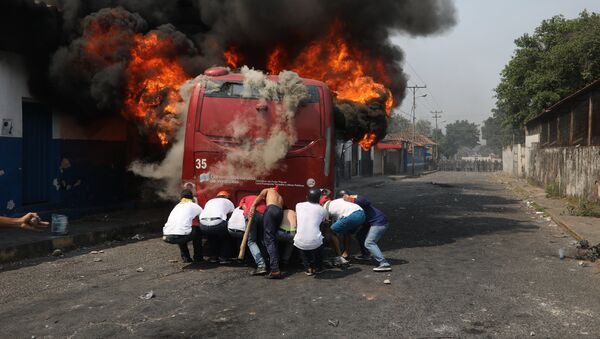 Zapaljen autobus na granici Venecuele i Kolumbije - Sputnik Srbija