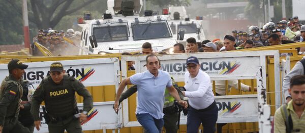 Oklopno vozilo gazi sve pred sobom na mostu Simon Bolivar Oklopno vozilo gazi sve pred sobom na mostu Simon Bolivar - Sputnik Srbija