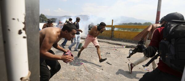Сукоб опозиције и владиних трупа у Венецуели Сукоб опозиције и владиних трупа у Венецуели - Sputnik Србија