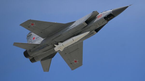 Ловац МиГ-31 носи хиперсоничну ракету кинџал - Sputnik Србија