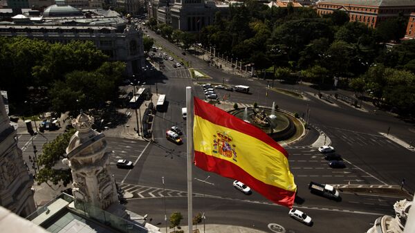 Zastava Španije iznad trga Sibeles u Madridu - Sputnik Srbija