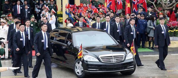 Telohranitelji okružuju vozilo u kojem se nalazi severnokorejski lider Kim Džong Un na železničkoj stanici Dong Dang u Vijetnamu na granici sa Kinom Telohranitelji okružuju vozilo u kojem se nalazi severnokorejski lider Kim Džong Un na železničkoj stanici Dong Dang u Vijetnamu na granici sa Kinom - Sputnik Srbija
