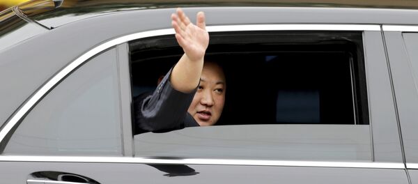 Севернокорејски лидер Ким Џонг Ун маше из аутомобила након доласка на железничку станицу у Донг Дангу у Вијетнаму Севернокорејски лидер Ким Џонг Ун маше из аутомобила након доласка на железничку станицу у Донг Дангу у Вијетнаму - Sputnik Србија