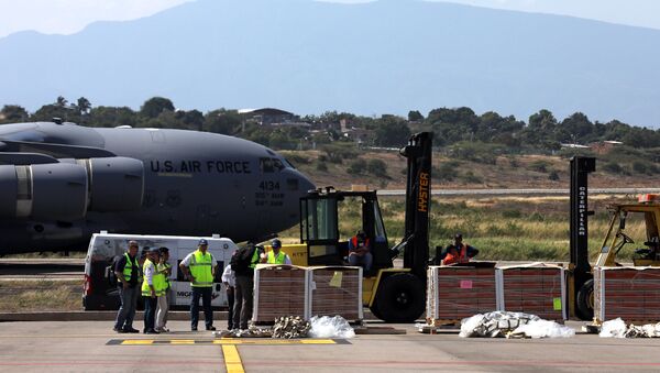 Хуманитарна помоћ за Венецуелу коју је донео амерички војни авион на аеродрому у Кукути - Sputnik Србија