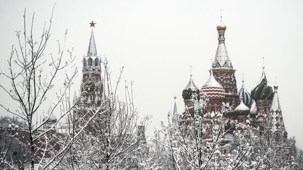 Pogled na moskovski Kremlj pod snegom - Sputnik Srbija