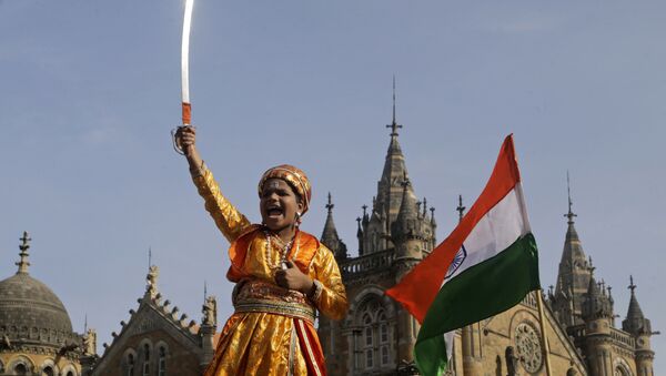 Dečak iz Indije slavi bombardovanje Pakistana - Sputnik Srbija
