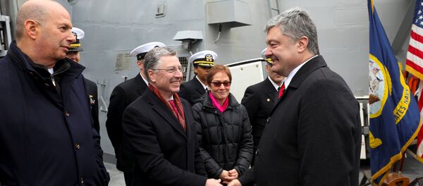 Специјални представник САД за Украјину Курт Волкер и председник Украјине Петро Порошенко на разарачу у Одеси - Sputnik Србија