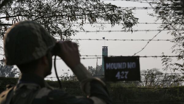 Индијски граничар патролира дуж ограђене границе са Пакистаном у близини Џамуа - Sputnik Србија