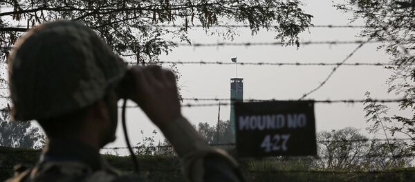 Indijski graničar patrolira duž ograđene granice sa Pakistanom u blizini Džamua - Sputnik Srbija