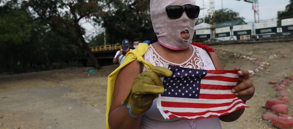 Pristalica venecuelanske opozicije sa zastavom Amerike - Sputnik Srbija