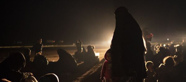 Жене и деца се евакуишу са последње територије под контролом ДАЕШ-а у Сирији - Sputnik Србија