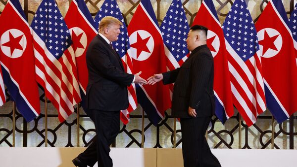 Američki predstavnik Donald Tramp i severnokorejski lider Kim Džong Un  - Sputnik Srbija