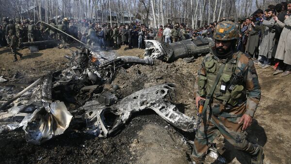 Индијски војник на месту пада авиона у Кашмиру - Sputnik Србија