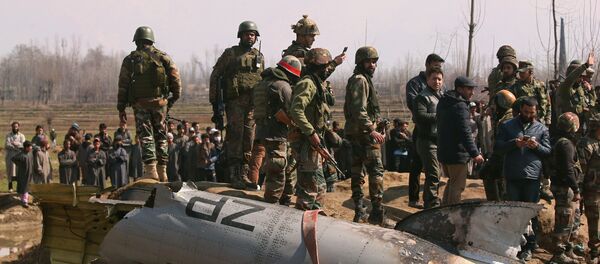 Indijski vojnici na mestu pada aviona u Kašmiru Indijski vojnici na mestu pada aviona u Kašmiru - Sputnik Srbija