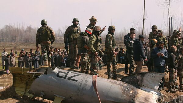 Индијски војници на месту пада авиона у Кашмиру - Sputnik Србија
