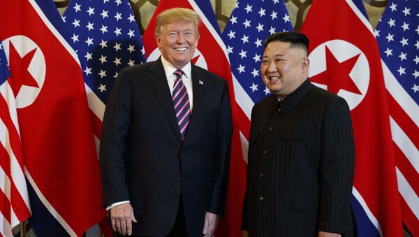Доналд Трамп и Ким Џонг Ун на састанку у Вијетнаму - Sputnik Србија