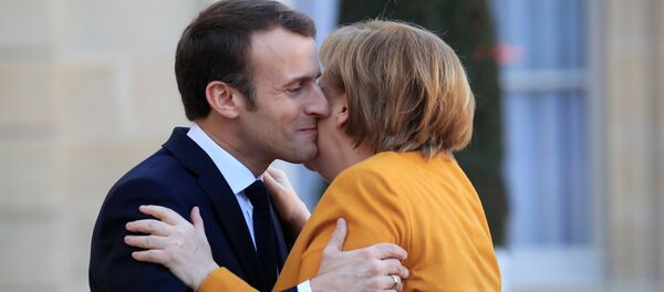 Емануел Макрон и Ангела Меркел у Паризу - Sputnik Србија