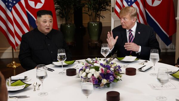 Ким Џонг Ун и Доналд Трамп на радном ручку у хотелу Метропол у престоници Вијетнама - Sputnik Србија