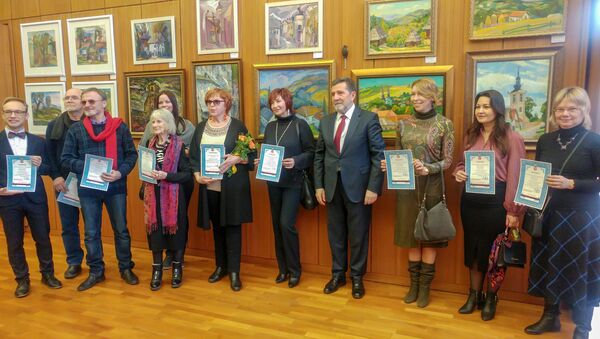 Ambasador Srbije u Moskvi  Slavenko Terzić  sa umetnicima nakon dodeljivanja zahvalnica - Sputnik Srbija
