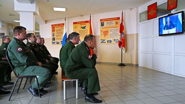 Руска војска гледа обраћање председника Владимира Путина Федералној скупштини - Sputnik Србија