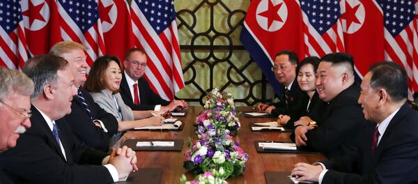 Lideri SAD i Severne Koreje, Donald Tramp i Kim Džong Una u vijetnamskom Hanoju Lideri SAD i Severne Koreje, Donald Tramp i Kim Džong Una u vijetnamskom Hanoju - Sputnik Srbija