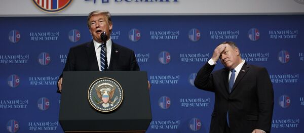 Доналд Трамп и Мајк Помпео Доналд Трамп и Мајк Помпео - Sputnik Србија