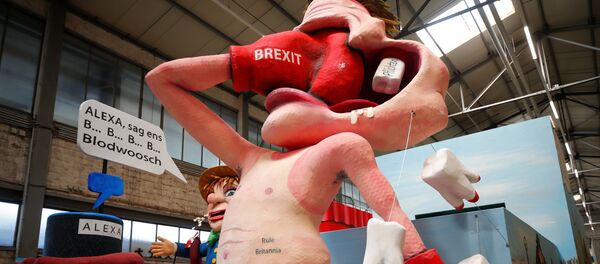 Lutka, parodija britanskog turiste koji se udara bokserskom rukavicom na kojoj piše bregzit na karnevalu u Kelnu 26. februara 2019. - Sputnik Srbija