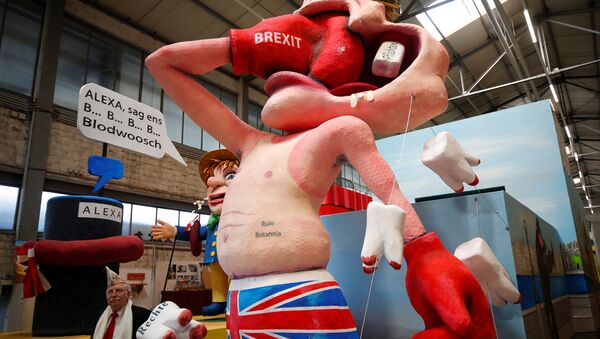 Lutka, parodija britanskog turiste koji se udara bokserskom rukavicom na kojoj piše bregzit na karnevalu u Kelnu 26. februara 2019. - Sputnik Srbija