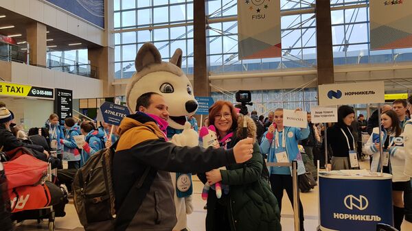 Turisti se slikaju sa maskotom Univerzijade - Sputnik Srbija