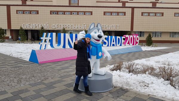 Novinarka Sputnjika Olivera Ikodinović sa maskotom Univerzijade - Sputnik Srbija