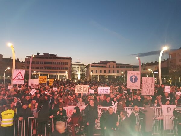 Večerašnji protest bio je jedan od najmasovnijih, po oceni medija Večerašnji protest bio je jedan od najmasovnijih, po oceni medija - Sputnik Srbija