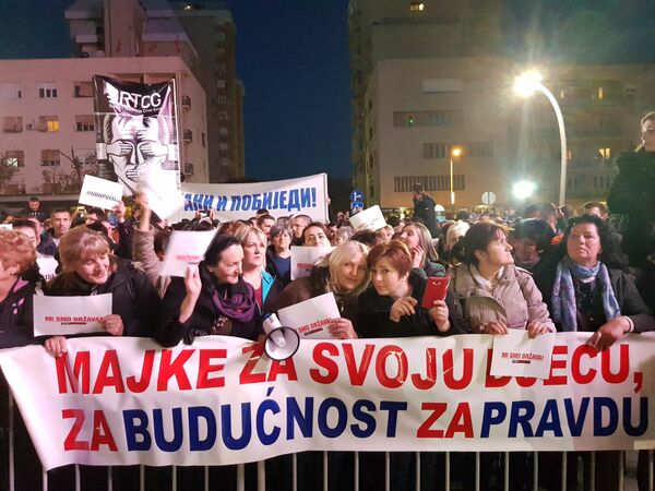 Majke redovno dolaze na proteste Majke redovno dolaze na proteste - Sputnik Srbija