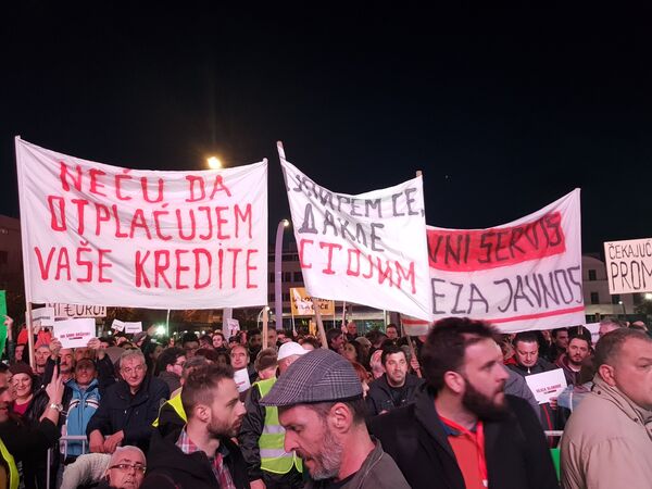 U Podgorici je večeras održan četvrti protest u organizaciji pokreta „Odupri se 97.000“, sa kog je od opozicije zatraženo da njihovi poslanici napuste Skupštinu Crne Gore i bojkotuju sve izbore u državi, dok god zahtevi za ostavkama čelnih ljudi vlasti ne budu ispunjeni. U Podgorici je večeras održan četvrti protest u organizaciji pokreta „Odupri se 97.000“, sa kog je od opozicije zatraženo da njihovi poslanici napuste Skupštinu Crne Gore i bojkotuju sve izbore u državi, dok god zahtevi za ostavkama čelnih ljudi vlasti ne budu ispunjeni. - Sputnik Srbija