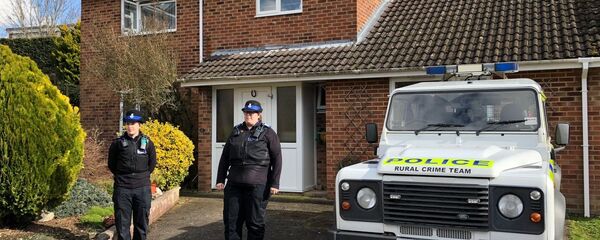 Pripadnici britanske policije ispred kuće bivšeg oficira GRU Sergeja Skripalja u Solsberiju Pripadnici britanske policije ispred kuće bivšeg oficira GRU Sergeja Skripalja u Solsberiju - Sputnik Srbija