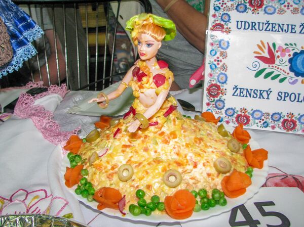 Врло необичан приказ руске салате - Sputnik Србија