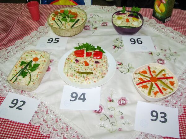 Руска салата у више облика - Sputnik Србија