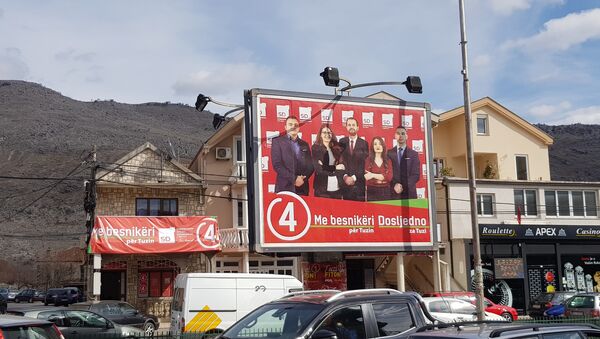 Tuzi sav oblepljen plakatima i bilbordima - Sputnik Srbija